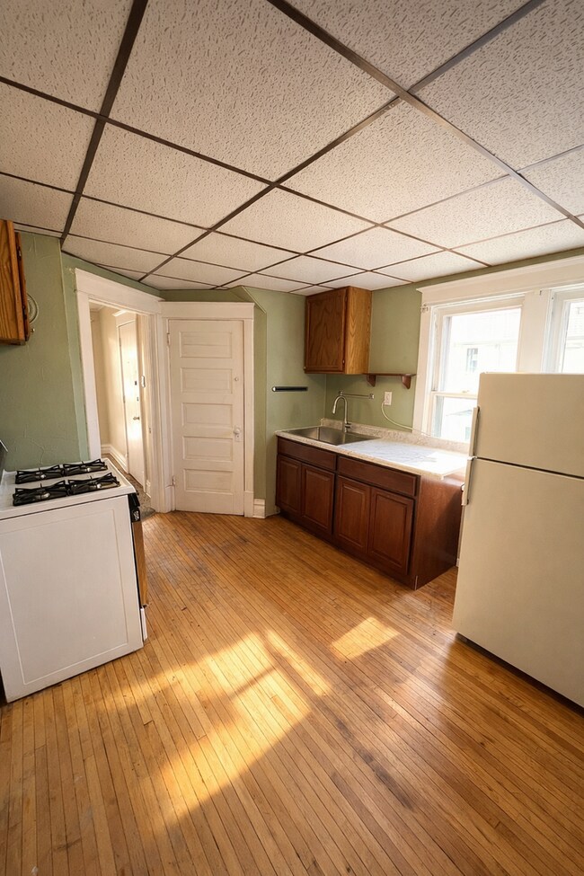 Building Photo - AVAILABLE JUNE - Upper 2 Bed 1 Bath in Billings Park Superior
