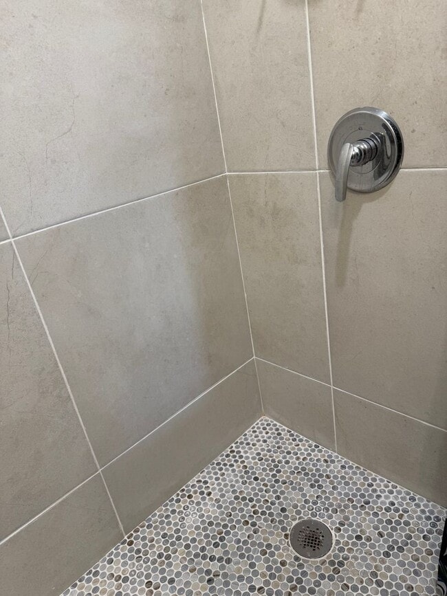 Building Photo - Updated 2 bed 1 bath