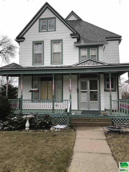 Large 4 bedroom 2 bath - 3531 Jackson St