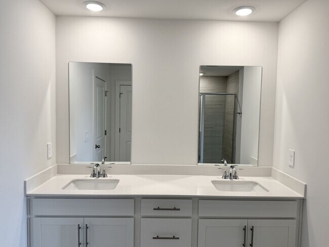 Building Photo - 2372 Meadowwood Dr