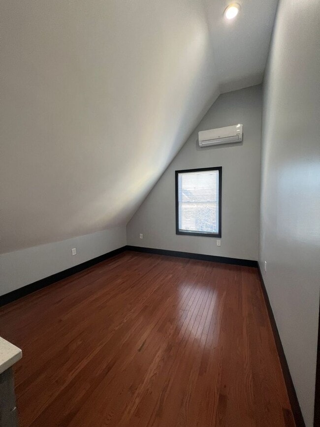 Building Photo - 306 Exchange