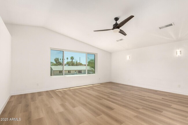 Building Photo - 2210 E Everett Dr