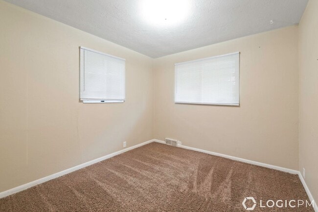 Building Photo - 1305 Henderson Dr