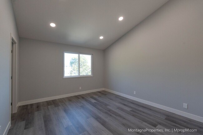 Building Photo - Spacious custom 4 bedroom home with pool and 2 car garage!