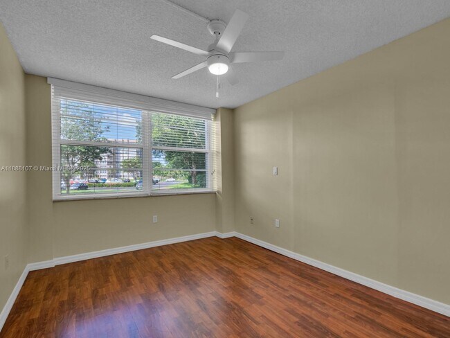 Building Photo - 1000 St Charles Pl