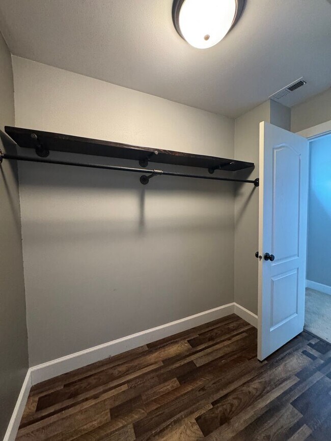 Building Photo - HUGE PET FRIENDLY Rental