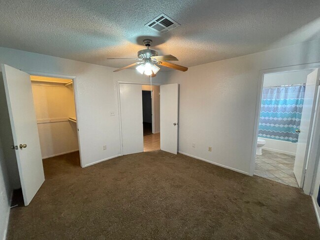 Building Photo - 3 BEDROOM HOME ON HUGE LOT WITH SOLAR  INCLUDED!