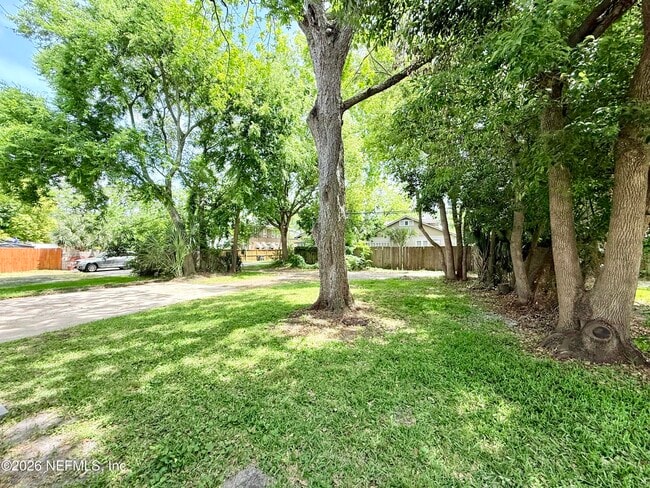 Building Photo - 2044 Dellwood Ave
