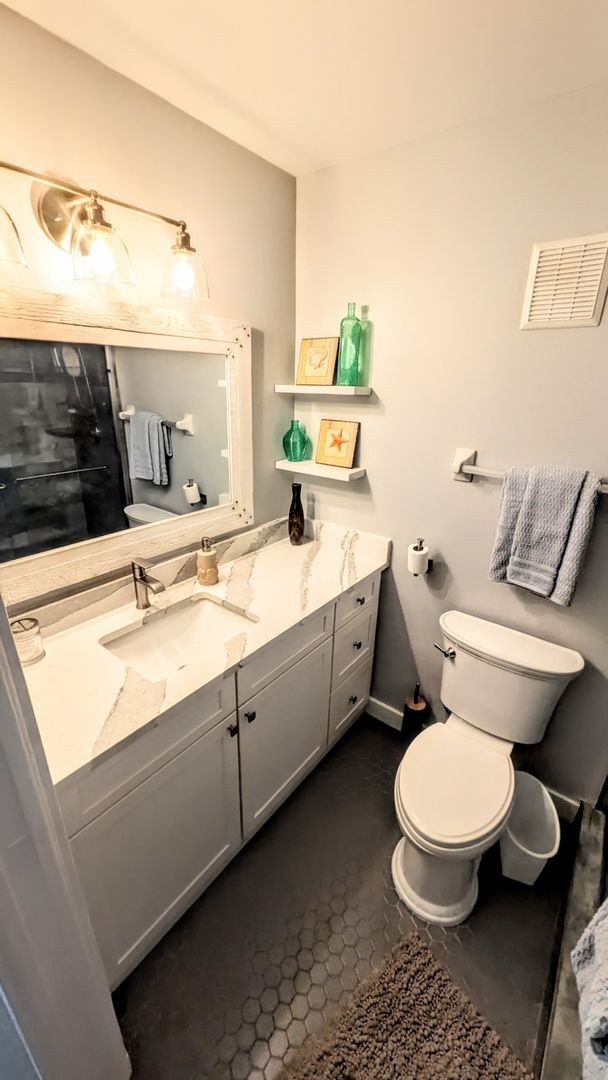 Building Photo - Seasonal/short term 2/2 vacation condo close to Anna Maria