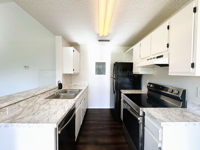 Building Photo - 2608 Grassy Point Dr