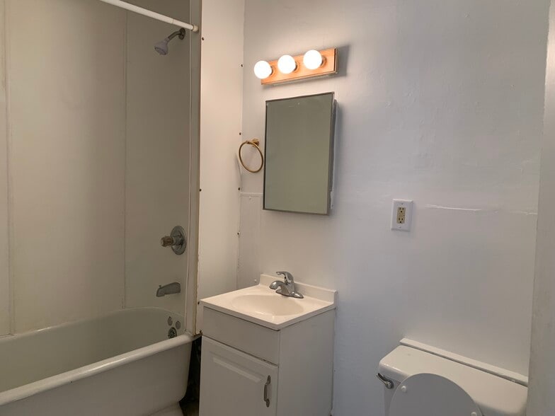 Bathroom - 2910 James Ave S