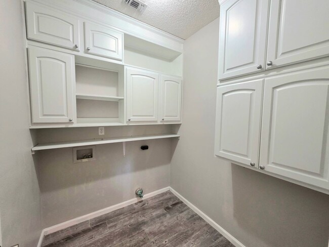 Building Photo - 1643 Kalakaua Ct