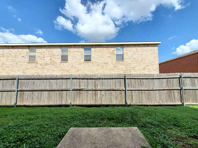 Building Photo - 3308 Hereford Ln