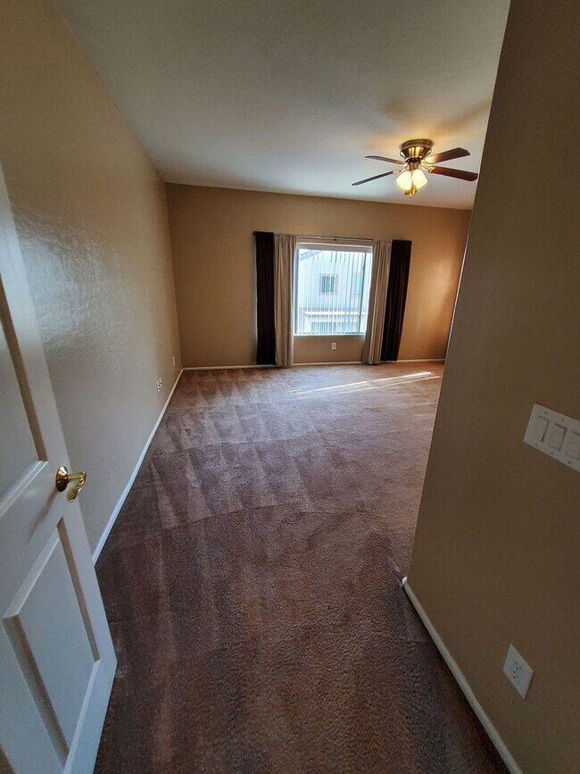 Building Photo - Beautiful 4 bedroom