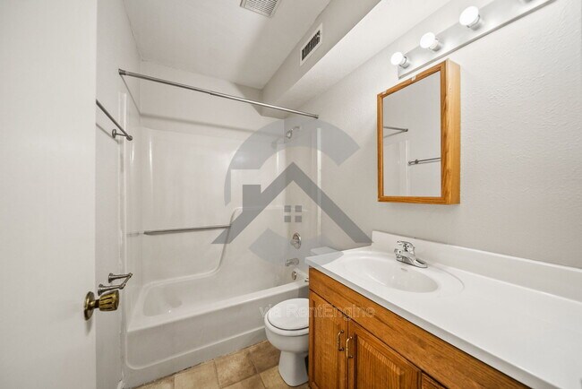 Building Photo - 9 Point W Cir