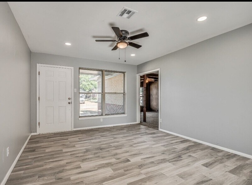 Building Photo - 510 N Oak St