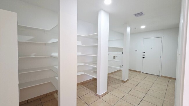 Building Photo - 5 Bedroom Beauty!  Far NorthWest SA off Potranco and Loop 1604