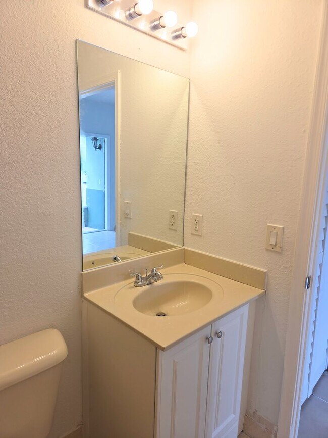 Building Photo - 3 Bedroom / 3 Bathroom Townhouse in Keys Cove Gated Community