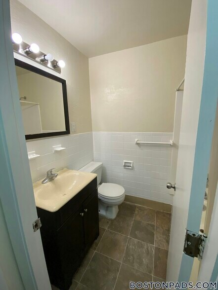 Building Photo - 18 Westgate Dr