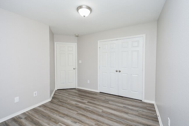 Building Photo - 946 Oak Falls Dr