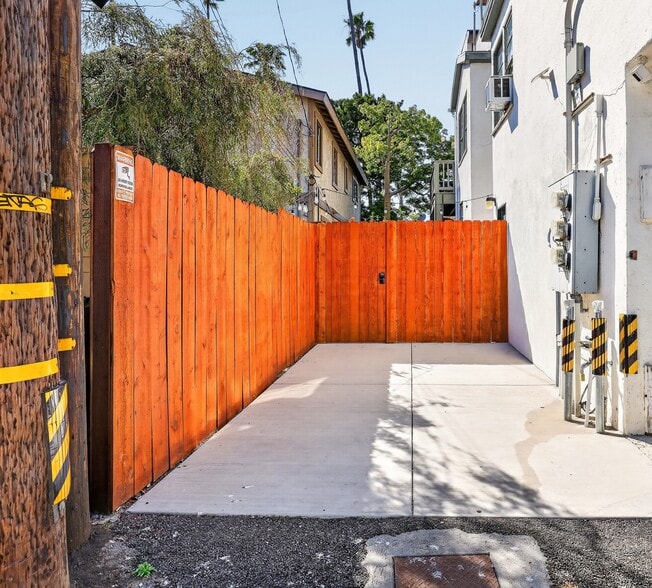 Parking - 904 Victoria Ave