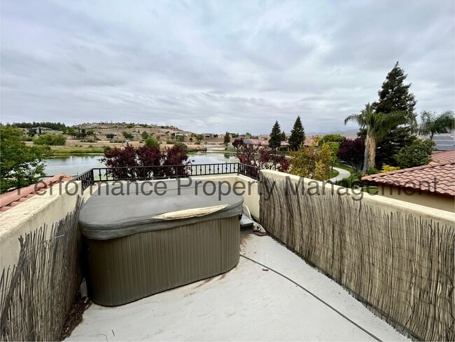 Building Photo - Gorgeous 2 Bed/2.5 Bath + Office w/ Lake V...