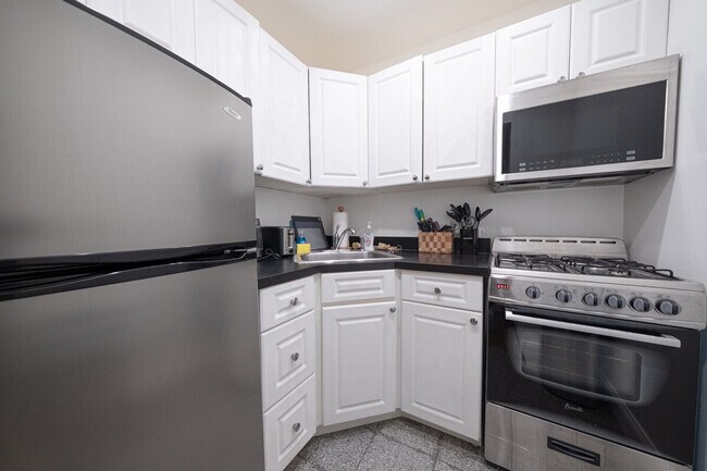 Building Photo - 305 E 95th St