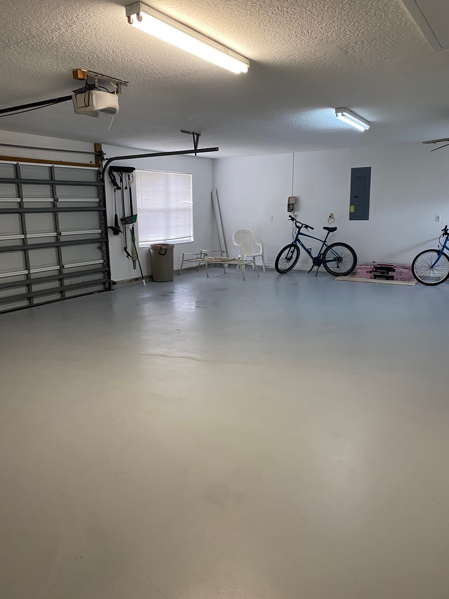 Large garage - 1476 Kenoa Cir