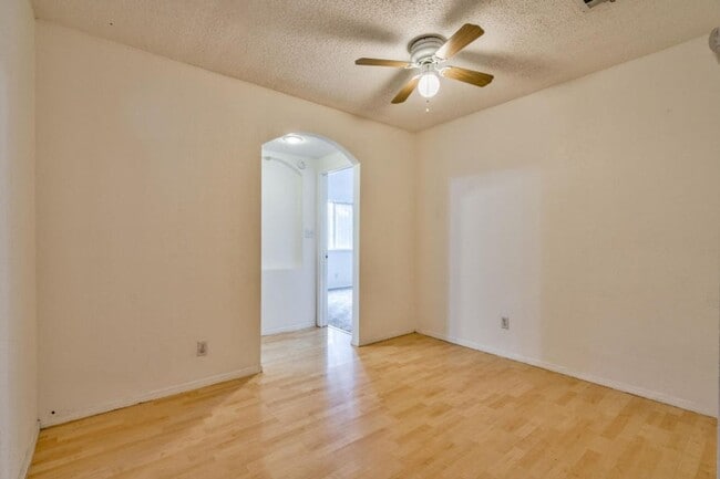 Building Photo - Adorable 4 bedroom, 2 bath in East El Paso!