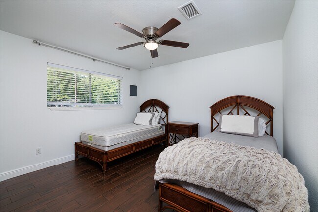 Building Photo - 12826 Hill Dr