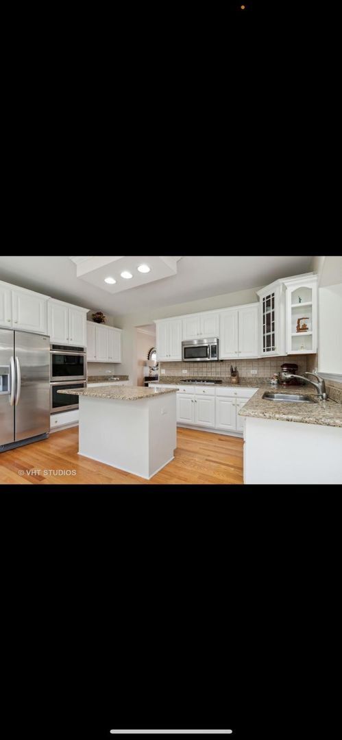 Building Photo - BEAUTIFUL HOUSE- 4+1 bsmt bedroom, 3.5 bat...