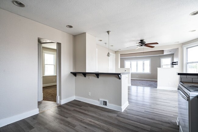 Building Photo - Beautiful 3 Bedroom + Den 2 Full Bath Uppe...