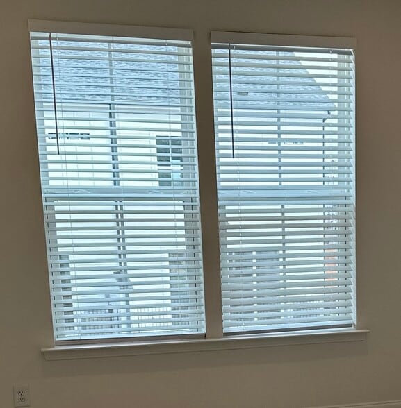 Blinds in all windows - 3232 Drift St