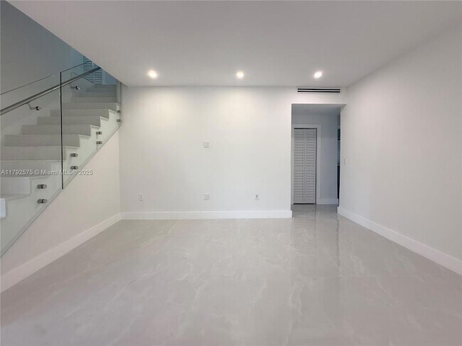 Building Photo - 927 SW 18th Ave