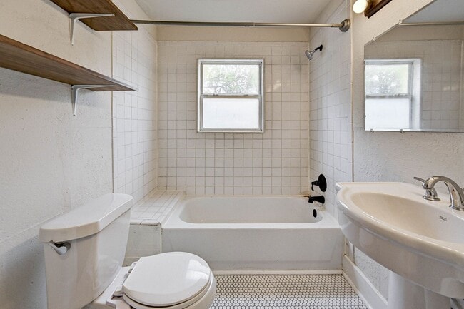 Building Photo - Stunning 1920´s Duplex located in the Hear...