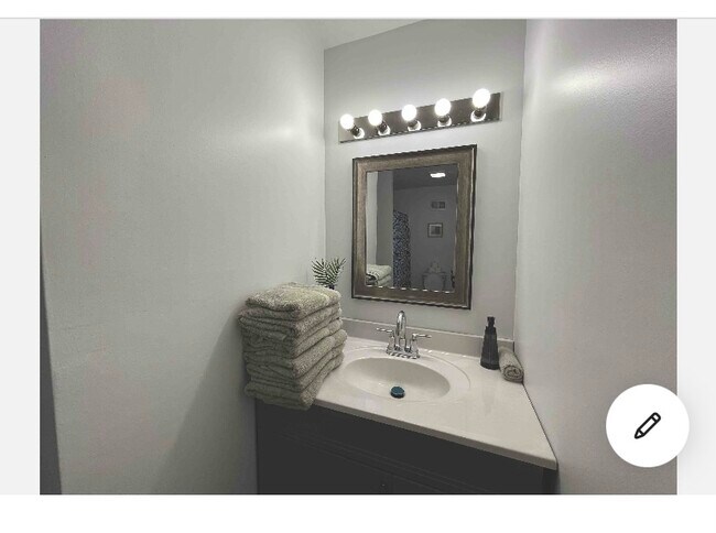 Building Photo - 3504 E 10th St