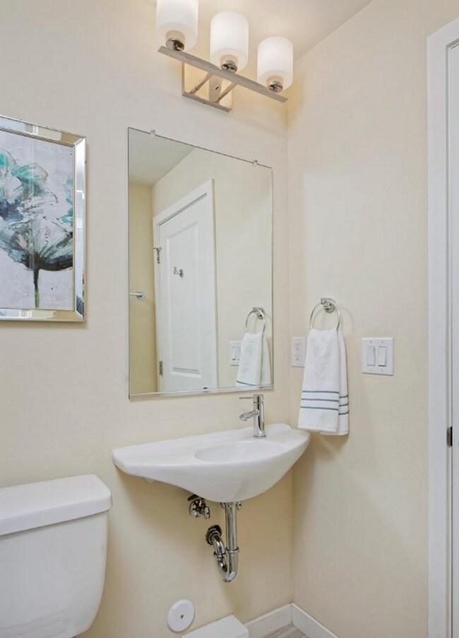 Building Photo - Modern 2 Bedroom, 2.5 Bath Townhome in Cit...