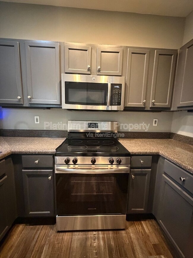 Building Photo - 250 Amal Dr SW