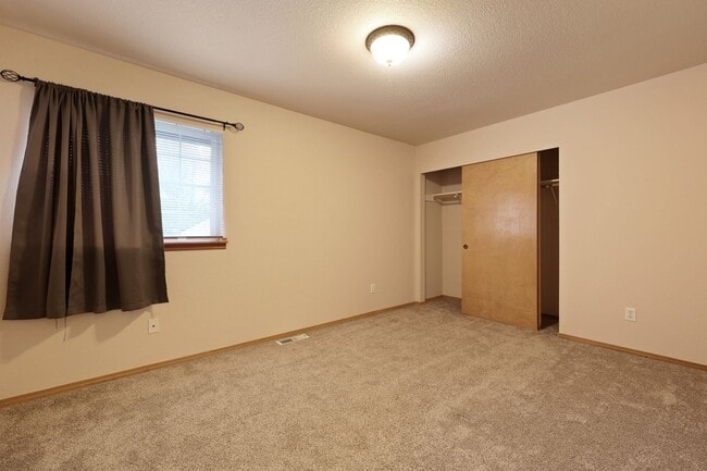 Building Photo - Move in ready now! 4 bedrooms in Lacey - North Thurston School district.