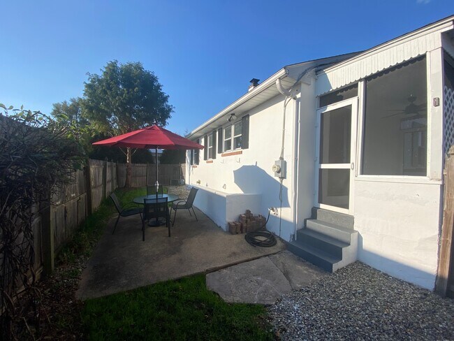 Building Photo - 30 E 7th St