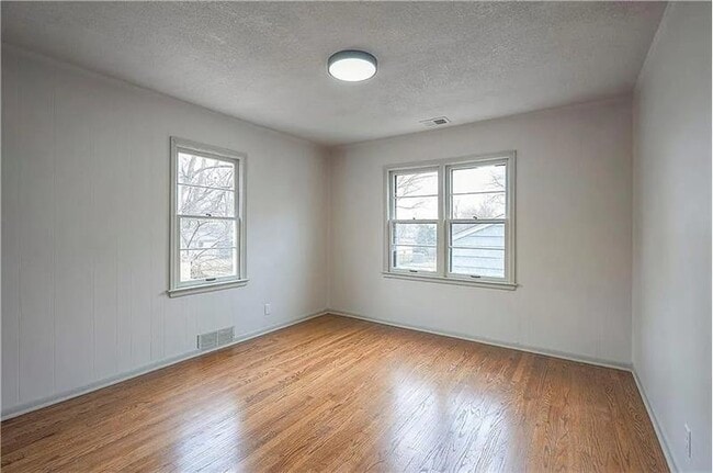 Building Photo - 7405 Glenwood Ln