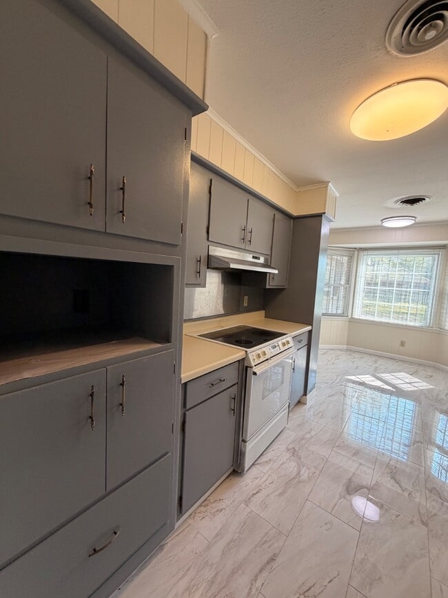 Building Photo - 2604 McArthur Dr