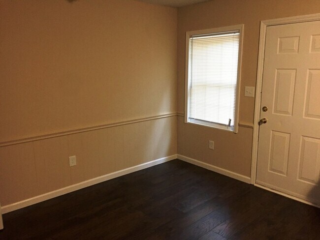 Building Photo - Charming townhouse convenient to downtown Concord!