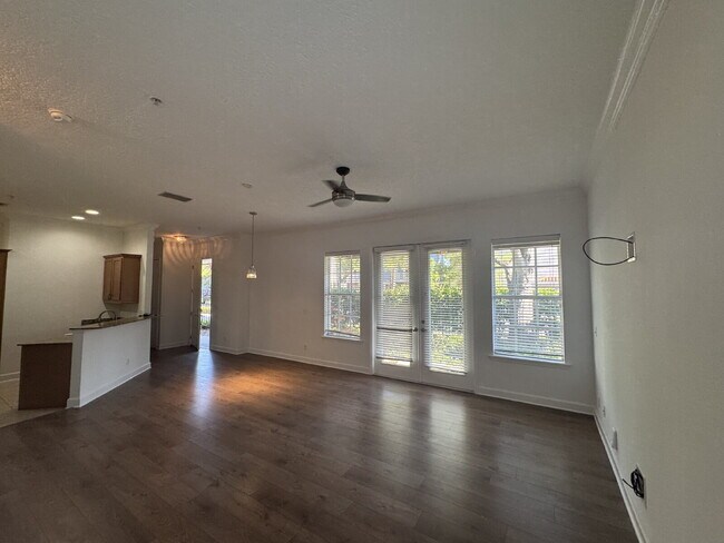 Building Photo - "Spacious 3-Bed Townhouse Retreat in Tampa's Heart - Modern Comforts Await!"