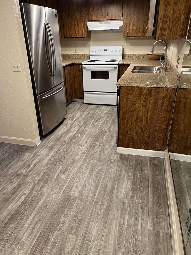 Building Photo - AVAILABLE NOW! 2 bed / 2 Bath near UNR!