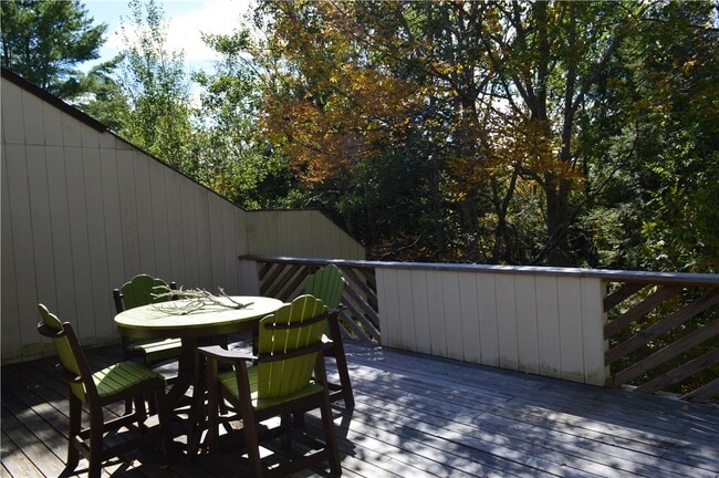 Building Photo - 132 Pines Dr