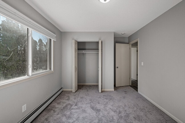 Building Photo - Rosco Apts-2720