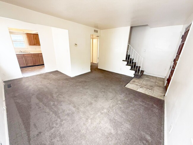 Building Photo - 3 BED 1 BATH SINGLE FAMILY HOME!