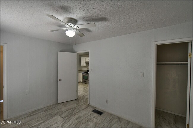 Building Photo - 8400 Parkland Dr