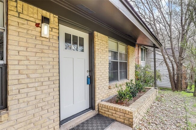 Building Photo - 1612 Elmhurst Dr